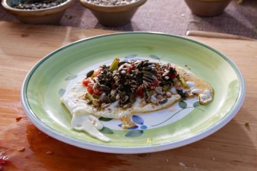 IL-MIO-UOVO-CON-TALLI-D’AGLIO-AL-PESTO-DI-SEMI-E-MENTA-3-1
