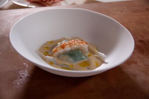 RAVIOLO-DI-CALAMARO-RIPIENO-DI-TINNIRUMA-DI-CUCUZZA-CON-SALSA-D’ACCIUGHE-8